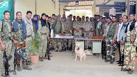 गोंदिया : जप्त केलेल्या साहित्यांसह उपस्थित पोलिस. 