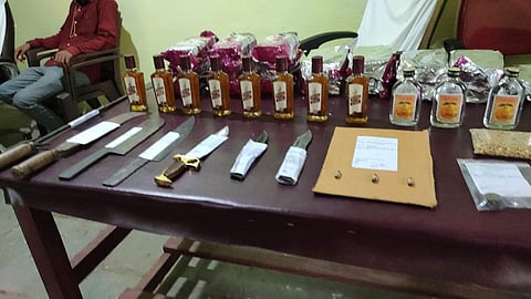 akola sindkhedraja  One kg of gold, three live cartridges and a large quantity of illegal material were found in the house