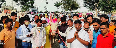The bull was given by the youth to the workers of Nagwade factory