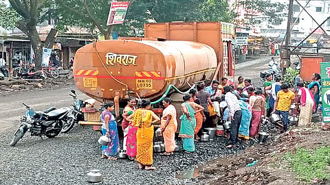 टॅंकरने पाणीपुरवठ्यात सोशल डिस्टन्सिंगचा फज्जा