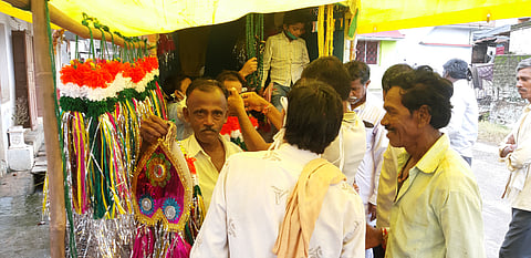 टेकाडीः गावात बैलांच्या साजाचे साहित्य घेताना शेतकरी.