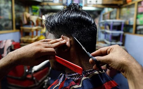 सलून व्यावसायिकांचे जीवनच "लॉकडाउन'...राज्यातील लाखो कारागिरांची उपासमार 