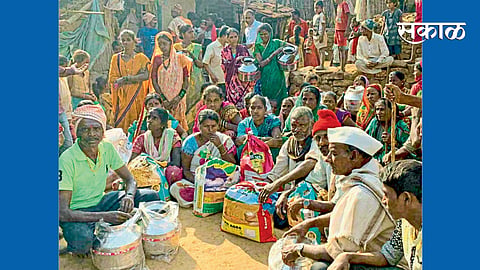 टाके वस्ती ३ (ता, वेल्हे) - स्टीलचे हांडे व अन्न धान्यासह ग्रामस्थ व महिला.