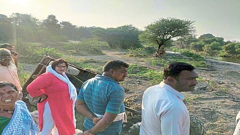 ट्रॅक्‍टरखाली चिरडलेल्याचा तहसीलदारांनी वाचविला जीव; एक ठार