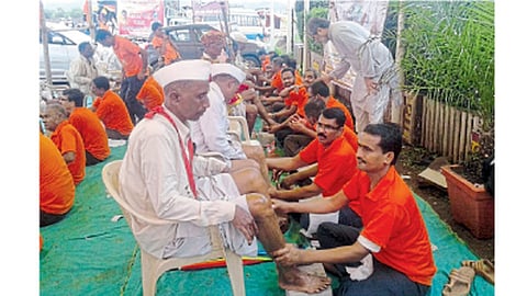 झेंडेवाडी (ता. पुरंदर) - वारकऱ्यांच्या पायांना मसाज करताना योग विद्याधाम पिंपरी-चिंचवडचे शिक्षक.