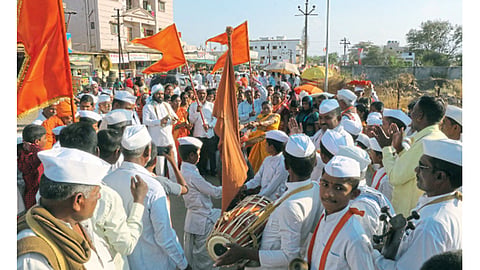 देहु - संत तुकाराम महाराजांच्या बीज सोहळ्यासाठी आलेल्या वारकऱ्यांनी गाथा मंदीर परिसरात फुगड्यांचा फेर धरला.