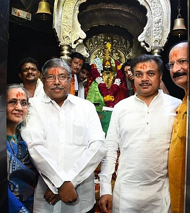 तुळजापूर : भाजपचे प्रदेशाध्यक्ष चंद्रकांत पाटील यांनी आज तुळजाभवानी मातेचे दर्शन घेतले. 