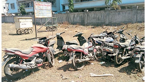 मोशी प्राधिकरण : आरक्षित भूखंडामध्ये आढळलेल्या बेवारस दुचाकी.