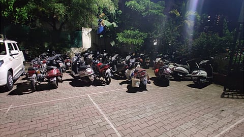आनंद नगर-  सिंहगड पोलिसांच्यावतीने जप्त करण्यात आलेल्या दुचाकी
