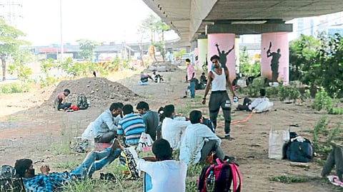 वाशी - लॉकडाउननंतर मुंबईतून गावाकडे निघालेले तरुण बेरोजगार.