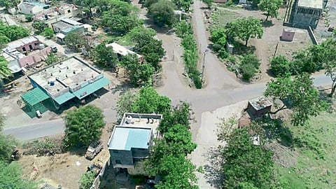 वडगाव रासाई (ता. शिरूर) - गावातील लॉकडाउन परिस्थितीचे ड्रोनद्वारे टिपलेले छायाचित्र