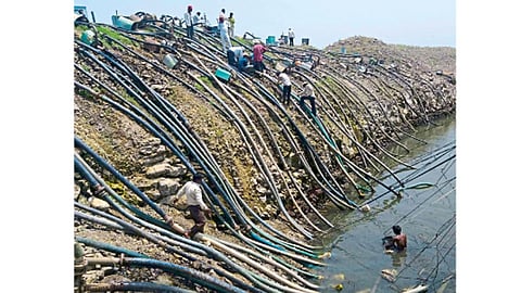 उजनी धरण पाणलोट क्षेत्रात घेण्यात आलेल्या चारीत मोठ्या संख्येने असलेले  कृषीपंपांचे पाइप.