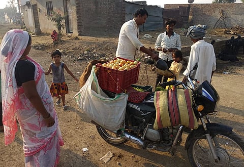 तीर्थपुरी : गावातील गल्लोगल्लीत भाजीपाला विकताना शेतकरी. 