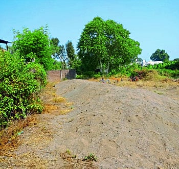 अरेच्च्चा शेतात पिक नव्हे तर वाळू, महसुल प्रशासनाची कारवाई
