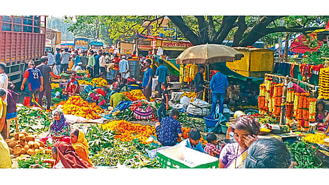 गुलटेकडी - दसऱ्यानिमित्त मार्केट यार्डातील फूलबाजारात सोमवारी फुले, आपट्याची मोठी आवक  झाली. बाजारात दिवसभर लगबग सुरू होती.