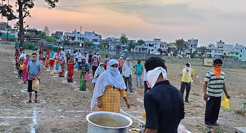 They are supplying food to needy people in lockdown