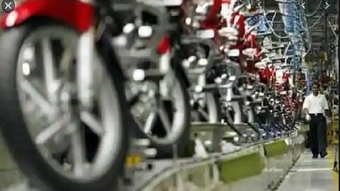 सुरक्षित अंतरासाठी नागरिकांची खासगी वाहनाला पसंती! टू व्हिलर विक्रीला वेग येण्याची आशा