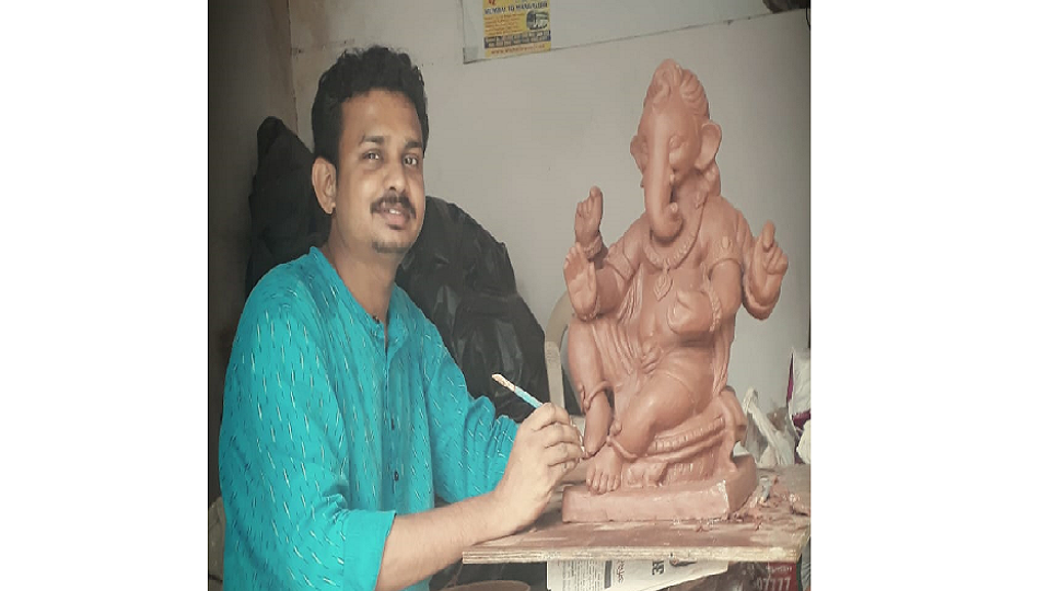 आपली माती आपला बाप्पा; मूळ संस्कृतीचा जपला वसा