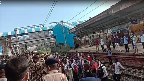 VIDEO! नालासोपाऱ्यात मुंबईकडे जाणारी लोकल रोखली; सर्वसामान्य प्रवासी संतप्त 