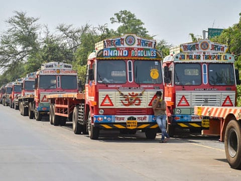 मायबाप सरकार लक्ष देणार का? तब्बल 25लाख ट्रकचालकांची होतेय उपासमार! 