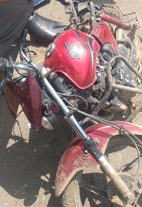 चितेगाव (ता.पैठण) ः पथकर नाक्‍याजवळ अपघातग्रस्त मोटारसायकल. 
