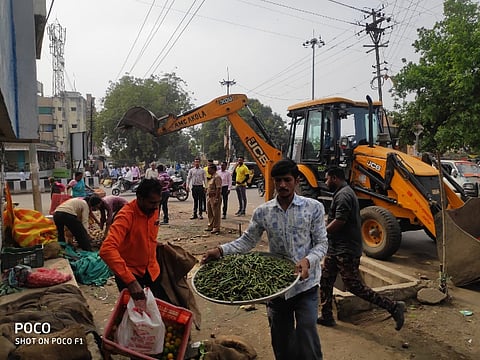 akola As JCB departs, it encroaches on the same spot again 