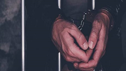 काढली सिगारेट शिलगावण्यासाठीची पिस्तूल, रोखली दुकानदारावर आणि मोबाईल घेऊन झाला भुर्रर्र