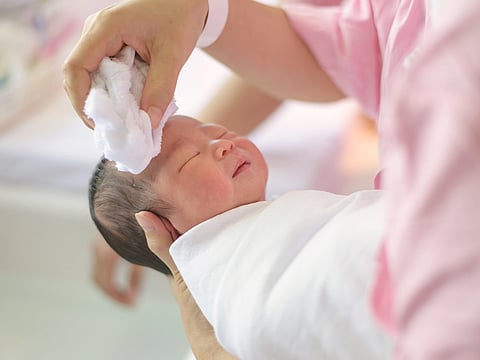 Leaving the baby, the parents fled