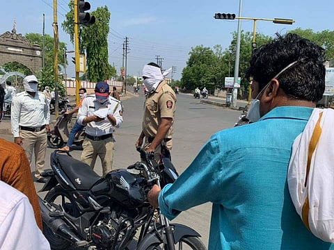  akola Guardian Minister Bachchu Kadu conducted a police sting operation