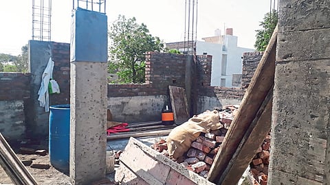 वाटूर ः परिसरात रखडलेले बांधकाम. 