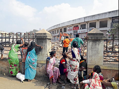 crowds for wreckage
