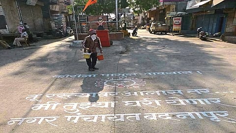 बदनापूर : नगरपंचायतीतर्फे रस्त्यावर रेखाटलेले कोरोनाबाबत जनजागृतीचे संदेश. 
