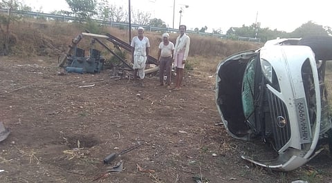 अपघातानंतर रोहित्र व कारची अशी अवस्था झाली