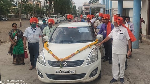 बीड : न्यायालयाच्या निवाड्यानंतर शनिवारी सामाजिक न्याय भवनात विवाह पार पडला. शासकीय वाहनातून दांपत्याची झालेली विदाई. 