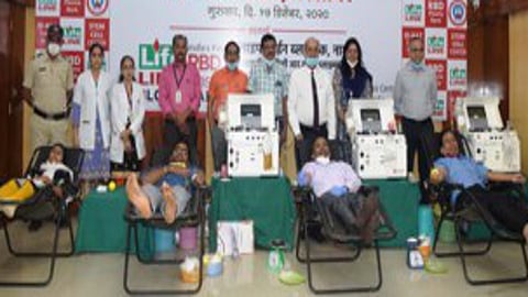 भंडारा : प्लाझ्मा दानदात्यांसोबत अधिकारी व डॉक्‍टर. 
