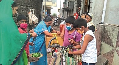 In free time, children are selling vegetables! ; Lessons of transactional knowledge