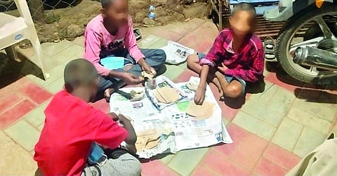 Three Shramnar Bhikkhu child are happy in the child's house 