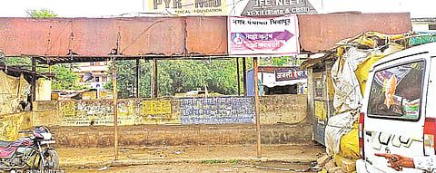 भिवापूरः जिर्णावस्थेतील शहरातील बसस्थानक.