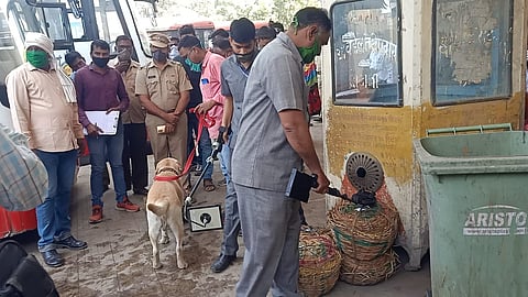 Akola News: Dad! Bomb at bus stand ... Citizens rush to get out of bus stand