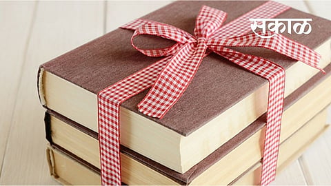 बोहल्यावर चढण्यापूर्वी नवरदेवाचा स्तुत्य उपक्रम; वाचनालास दिले पुस्तक भेट 