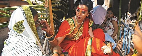 bride decided to go in bullock cart for visit temple
