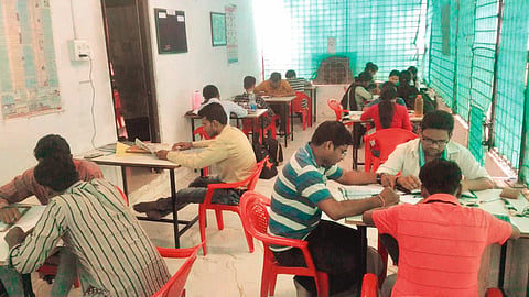 बुटीबोरी येथील दिनकर स्टडी सर्कलमध्ये अभ्यास करताना विद्यार्थी 