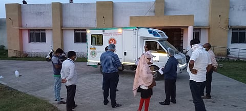 बुटीबोरी  :  रुग्ण आढळताच परिसरातील बंदोबस्तासाठी आढावा घेताना प्रशासकीय अधिकारी. 