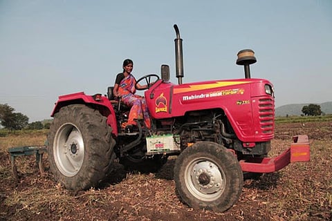 Farmer's daughter learned to drive tractor in Chandrapur