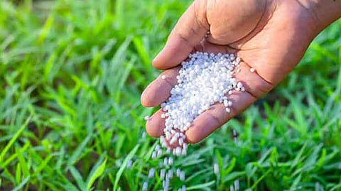Inspection of 4 centers in  case of sale of mixed fertilizers jalgaon news