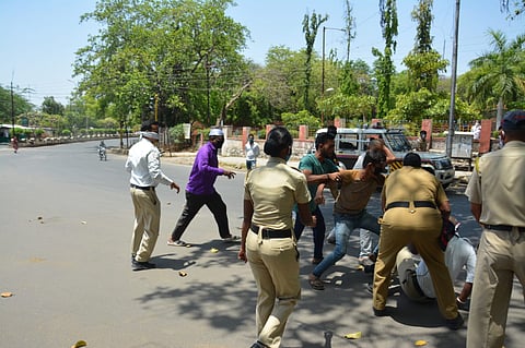 औरंगाबादेत पोलिसांना त्यांच्याच काठीने मारहाण 