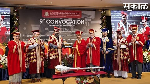 ex vioce chairman Dr. vijay khole discuss with students in comvacation ceremoney in kolhapur