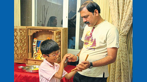 ‘डॅंबिस’मध्ये बालकलाकारासह  अभिनेता मकरंद अनासपुरे.