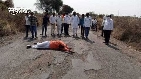 रस्ता खेड्यात गेल्यामुळे शिवसैनिकाचे लोटांगण आंदोलन 