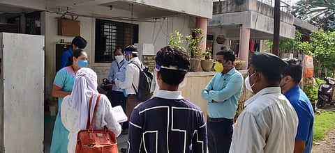 अरेच्चा... जिल्हाधिकारी पोहचले नागरीकाच्या दारी, ते का ? वाचा सविस्तर ! ​